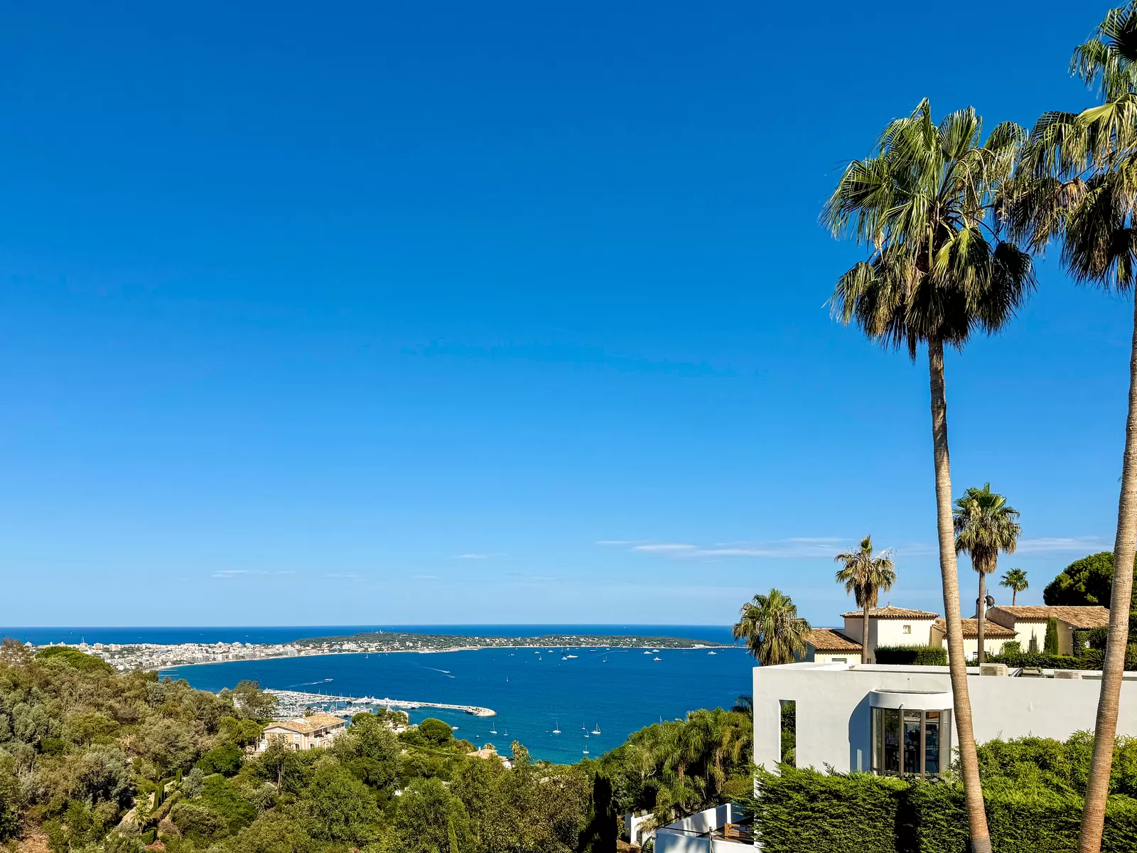 Die Villenlage von Super Cannes mit Blick über Cannes