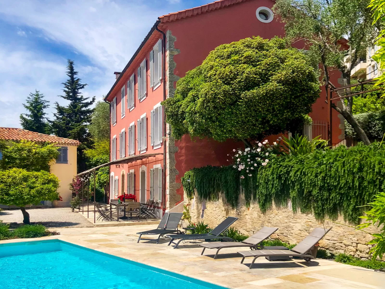 Modernisierte Luxus-Bastide bei Cannes – realisiertes Projekt von Azur360 in Cannes