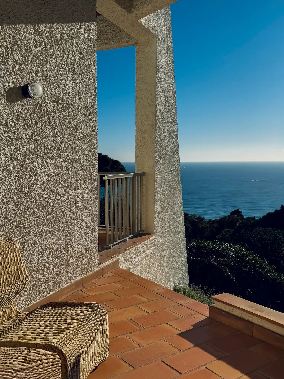 Terrasse einer Ferienvilla mit Blick auf das Mittelmeer